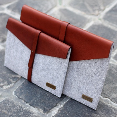 Housse de rangement en cuir et feutre pour tablettes Ipad et Android. Création Marine Jullien Atelier Artisan Maroquinier Paris.