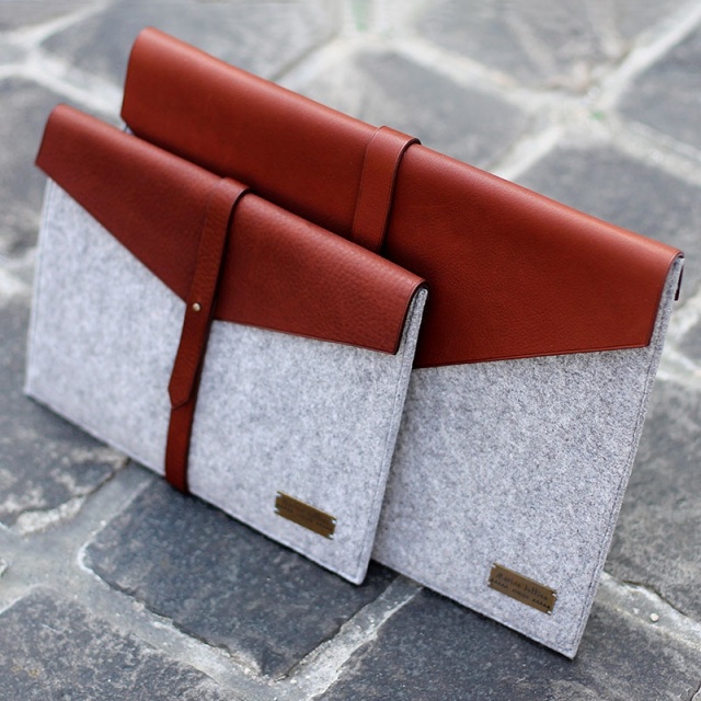Housse de rangement en cuir et feutre pour tablettes Ipad et Android. Création Marine Jullien Atelier Artisan Maroquinier Paris. Housse de rangement en cuir et feutre pour tablettes Ipad et Android. Création Marine Jullien Atelier Artisan Maroquinier Paris.