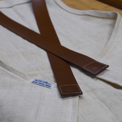 Tablier d'atelier en coton avec anse en cuir.