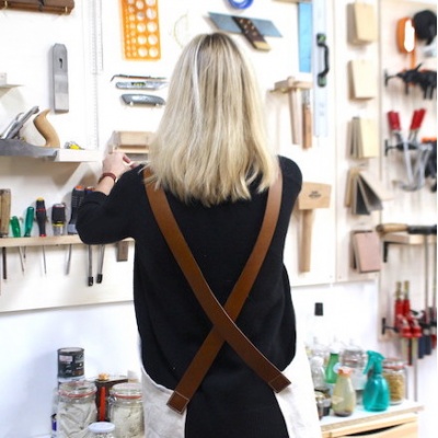 Tablier d'atelier en coton avec anse en cuir.