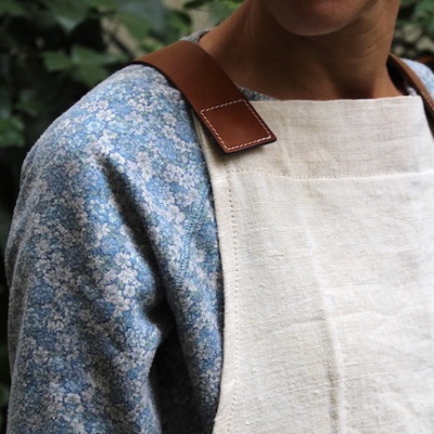 Tablier d'atelier femme en coton avec anse en cuir.
