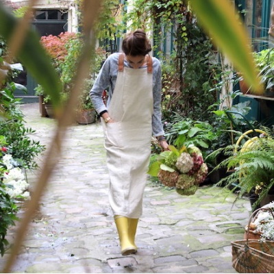 Tablier d'atelier femme avec anse en cuir.