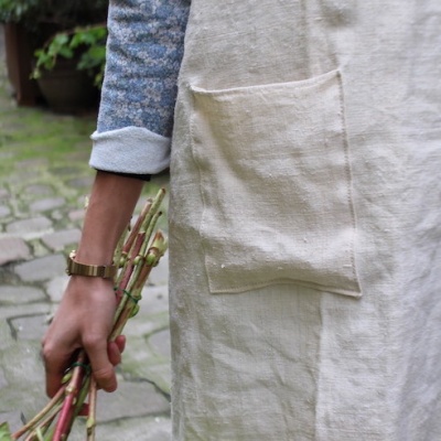 Tablier d'atelier femme en coton avec anse en cuir.