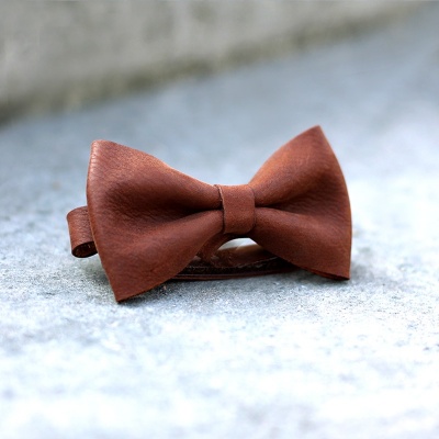 Nœud Papillon en cuir de vachette, 5 coloris au choix. Artisan Maroquinier Créateur Marine Jullien Atelier Paris.