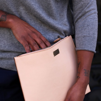Pochette en cuir naturel beige clair Marine Jullien Atelier Artisan Maroquinier Paris.