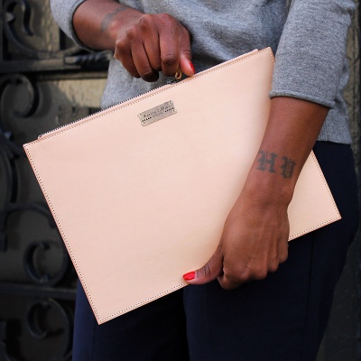 Pochette en cuir naturel beige clair Marine Jullien Atelier Artisan Maroquinier Paris.